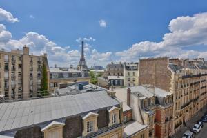 巴黎Studio with a panoramic view of the Eiffel Tower的享有巴黎城市和艾菲尔铁塔的景色