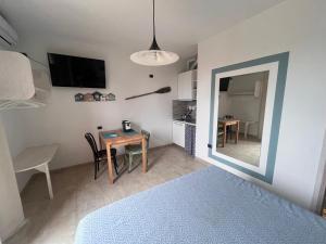 Μια τηλεόραση ή/και κέντρο ψυχαγωγίας στο monolocale a pochi minuti da BARATTI