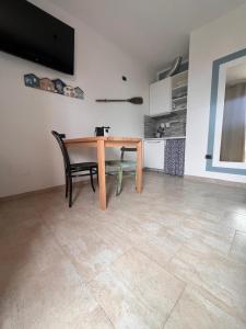 Η κουζίνα ή μικρή κουζίνα στο monolocale a pochi minuti da BARATTI