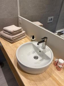 ブルージュにあるCozy guestroom near city centerの白い洗面台と鏡のあるバスルーム +6枚の写真