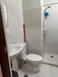 Ένα μπάνιο στο Simple Space at Mivesa Garden Residences near UP Cebu +2 φωτογραφίες