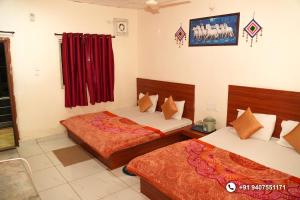 Postel nebo postele na pokoji v ubytování Samarth home stay
