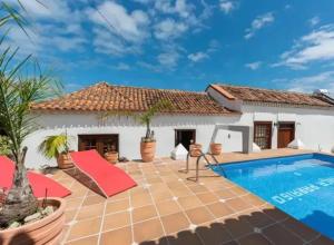Bazén v ubytování Welcoming house with pool in San Cristóbal - 85 m² nebo v jeho okolí