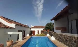 Bazén v ubytování Welcoming house with pool in San Cristóbal - 85 m² nebo v jeho okolí