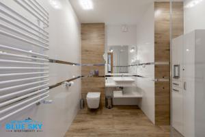 Kúpeľňa v ubytovaní Apartamenty BlueSky - Pusta 8 - Nowoczesne apartamenty z parkingiem podziemnym blisko szlaków i wyciągów + 36 fotografií