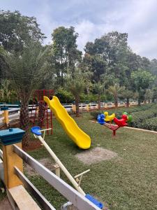 Arabian Holiday Resort Family Cottage One Room Two Bed في ادوكي: ملعب مع زحليقة صفراء +38 صورة