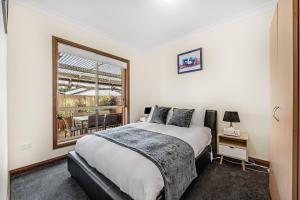 Ένα ή περισσότερα κρεβάτια σε δωμάτιο στο Apartments on Tolmie