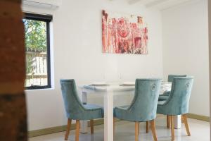 Ruang duduk di 20A Ashgrove home - Movie Room
