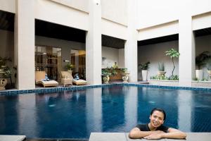 Kolam renang di atau di dekat Cavinton Hotel Malioboro Yogyakarta by Tritama Hospitality