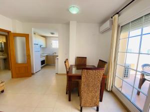 eine Küche und ein Esszimmer mit Tisch und Stühlen in der Unterkunft Canales de Veneciola by Alina365 in La Manga del Mar Menor