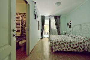 ピエトラサンタにあるCorte Pattanaのベッドルーム1室(ベッド1台付)、バスルーム(トイレ付)