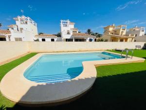 una piscina nel cortile di una casa di Villa A70 by Alina365 a La Manga del Mar Menor