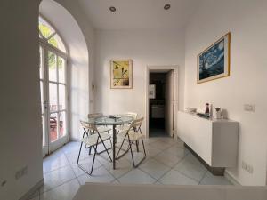 a kitchen and dining room with a table and chairs at Apartment in Villa Argentina in Capri