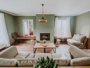 Posezení v ubytování La Renardière du Chateau d Emines + 24 fotografií