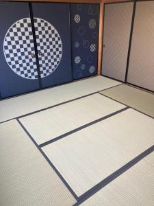 弘前市自然体験と石窯のある古民家民泊アジールAsyl的客房铺有 ⁇ 形地板,配有两面镜子