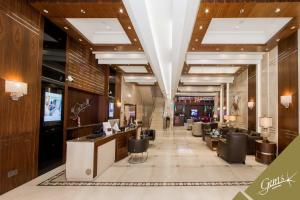 una hall di un salone con sedie e un bar di Gems Hotel a Beirut