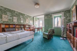 ein Schlafzimmer mit Bett und Bücherregalen in der Unterkunft Maison Koch · Maison bourgeoise - 240 m2 in Straßburg