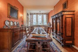 ein Esszimmer mit einem langen Tisch in der Unterkunft Maison Koch · Maison bourgeoise - 240 m2 in Straßburg