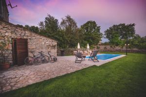 Bazén v ubytování Village Villa „ M „ nebo v jeho okolí