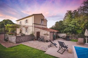 Bazén v ubytování Village Villa „ M „ nebo v jeho okolí