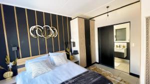 Ένα ή περισσότερα κρεβάτια σε δωμάτιο στο Up Market Elegant Luxury Smart Home Getaway +40 φωτογραφίες