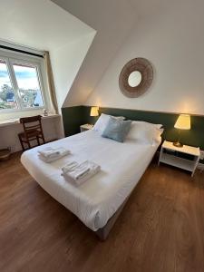 Postel nebo postele na pokoji v ubytování Hôtel Restaurant La Voile Bleue