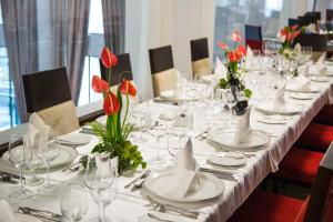 Restoran atau tempat lain untuk makan di Rose Garden Hotel