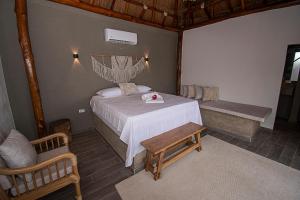 AMALIFE Beach Club & Hotel客房内的一张或多张床位