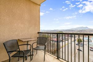 Un balcón con mesa y sillas y vista a una ciudad. en Eagles Landing 1BR Heaven, en Pigeon Forge