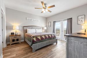 Un dormitorio con una cama y un ventilador de techo. en Eagles Landing 1BR Heaven, en Pigeon Forge