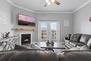 Una sala de estar con un sofá y una chimenea. en Eagles Landing 1BR Heaven, en Pigeon Forge