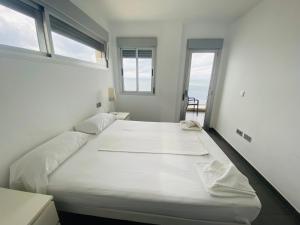 Łóżko lub łóżka w pokoju w obiekcie La Manga Beach Club Frontal by Alina365