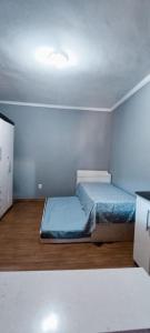 a small bedroom with a bed in a room at Quarto Privativo Santa Rita do Sapucaí in Santa Rita do Sapucaí