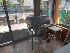 ベス・エ・サンタナステーズにあるGrand Gîte le Skieur à Besseのバルコニーのスタンドに置かれたグリル