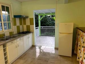 Η κουζίνα ή μικρή κουζίνα στο Appartement familial à Bouillante de 66 m² avec jardin