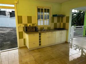 Η κουζίνα ή μικρή κουζίνα στο Appartement familial à Bouillante de 66 m² avec jardin +13 φωτογραφίες