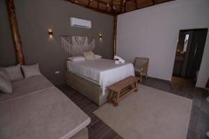 AMALIFE Beach Club & Hotel客房内的一张或多张床位