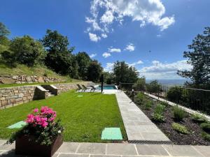ein Garten mit einer Bank und einigen rosa Blumen in der Unterkunft Villa Luana in Cortona