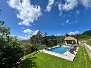 ein Swimmingpool im Hof eines Hauses in der Unterkunft Villa Luana in Cortona
