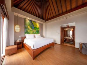 Postel nebo postele na pokoji v ubytování Mercure Kuta Bali