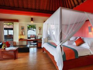 Postel nebo postele na pokoji v ubytování Mercure Kuta Bali