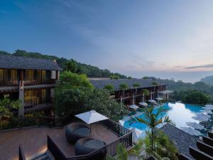 芭东海滩Avista Hideaway Phuket Patong - MGallery的带游泳池的度假村的鸟瞰图