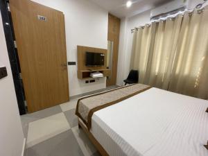 TV a/nebo společenská místnost v ubytování Hotel Srijan