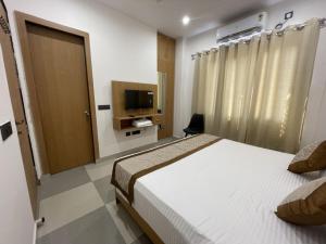 Postel nebo postele na pokoji v ubytování Hotel Srijan