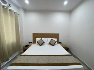 Postel nebo postele na pokoji v ubytování Hotel Srijan