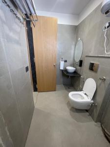 Koupelna v ubytování Hotel Srijan