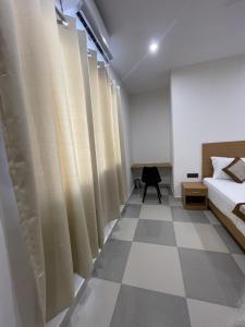 Postel nebo postele na pokoji v ubytování Hotel Srijan + 23 fotografií