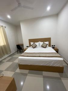 Postel nebo postele na pokoji v ubytování Hotel Srijan