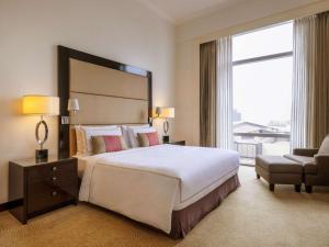 Postel nebo postele na pokoji v ubytování Fairmont Makati