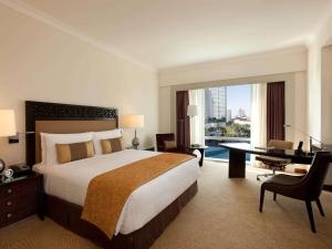 Postel nebo postele na pokoji v ubytování Fairmont Makati